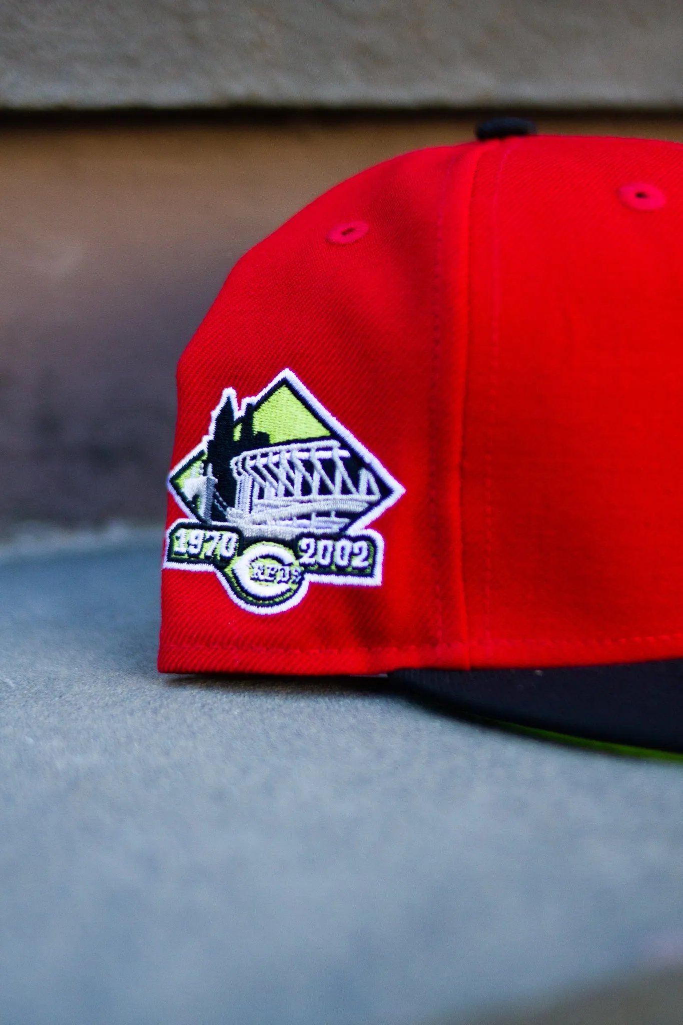 2002 CINCINNATTI REDS RED/BLACK FITTED W/ KIWI UNDER VISOR