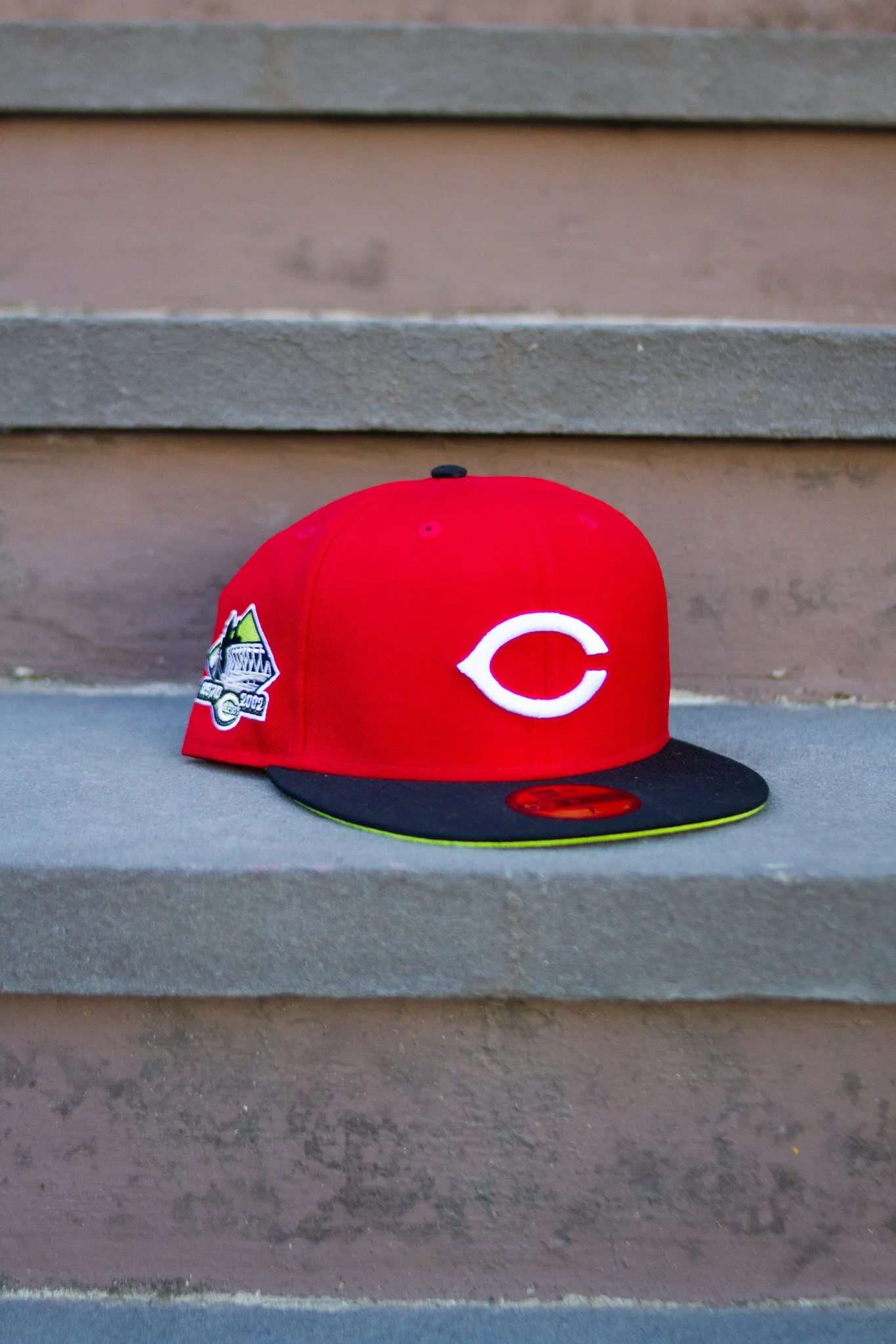 2002 CINCINNATTI REDS RED/BLACK FITTED W/ KIWI UNDER VISOR