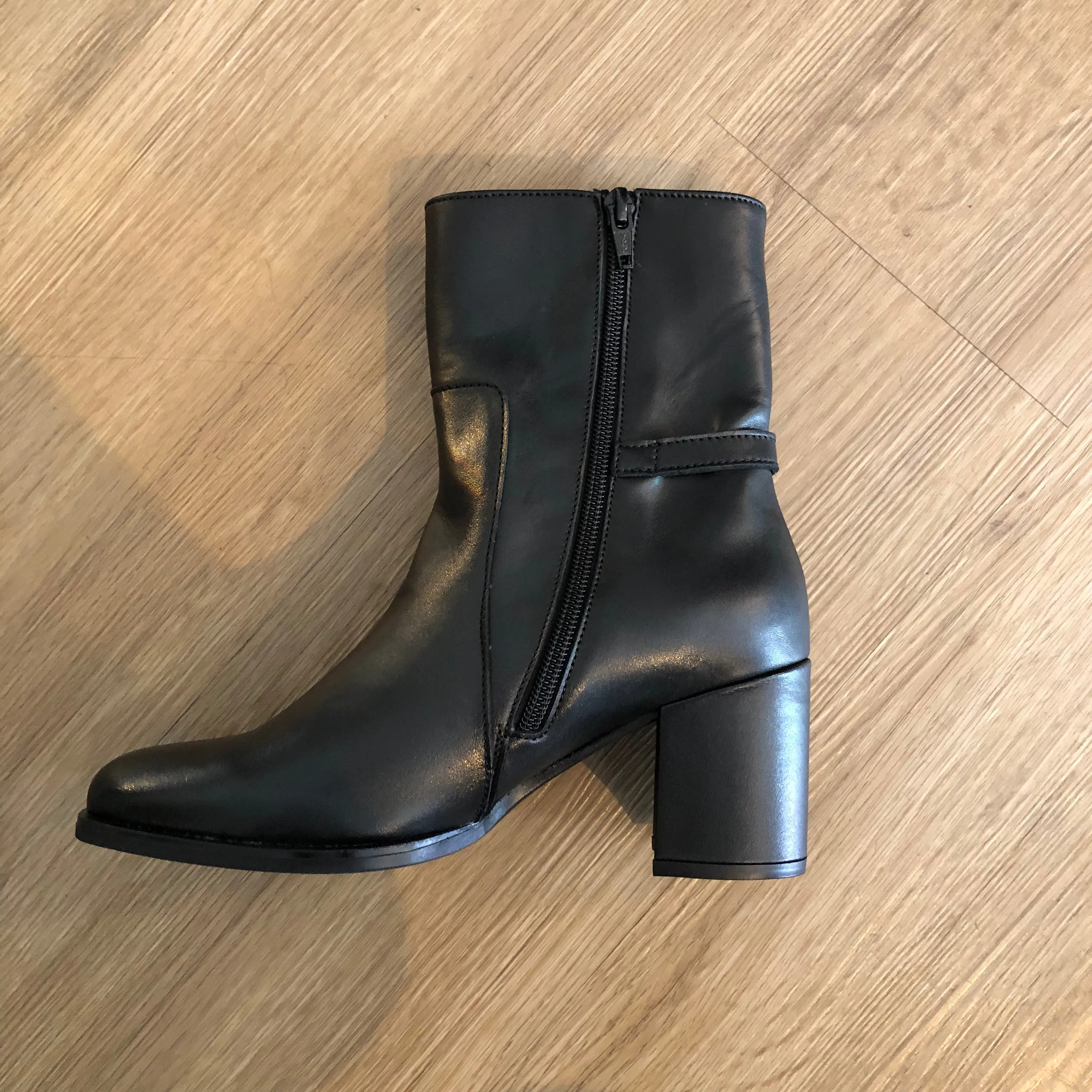 GABOR 95.621.27 BLACK LEATHER MIDI BOOT WITH GOLD CHAIN