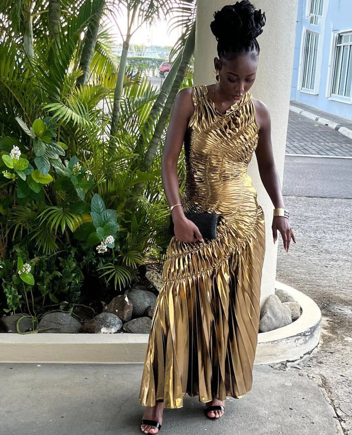 Glamorous Sleeveless Shiny Pleated Long Evening Gown