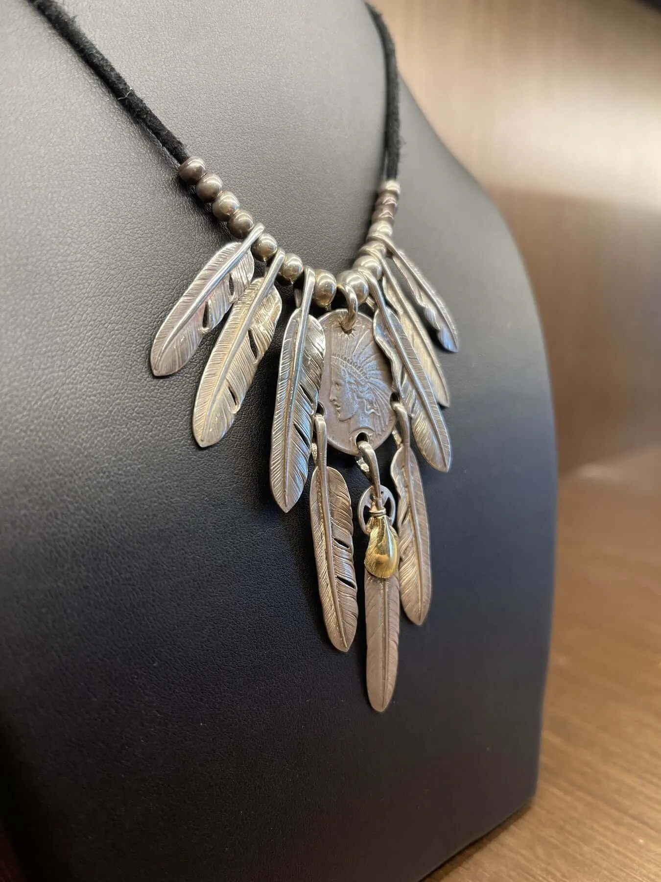 Goros Three Hanging Feathers Pendant Setup