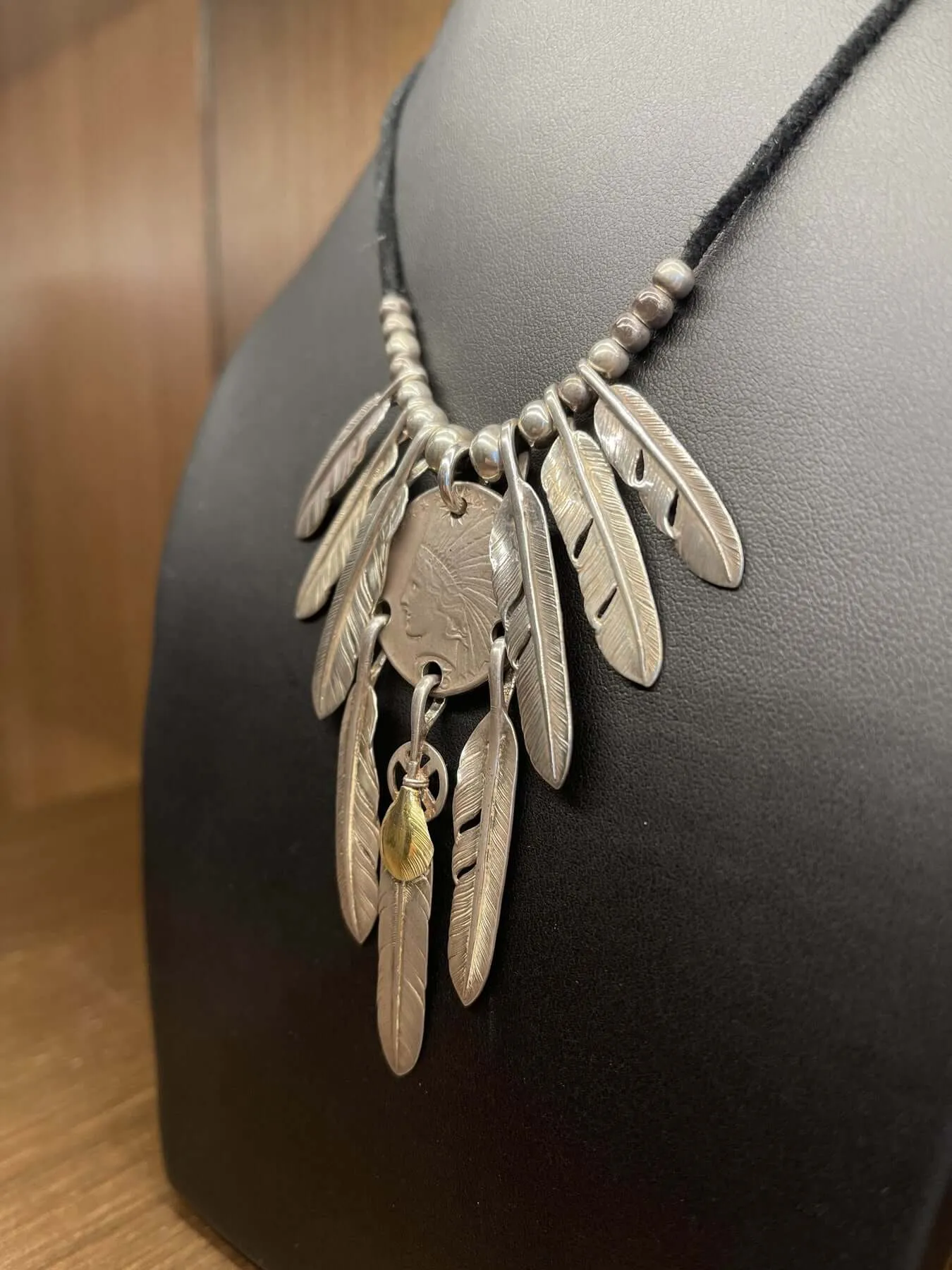 Goros Three Hanging Feathers Pendant Setup