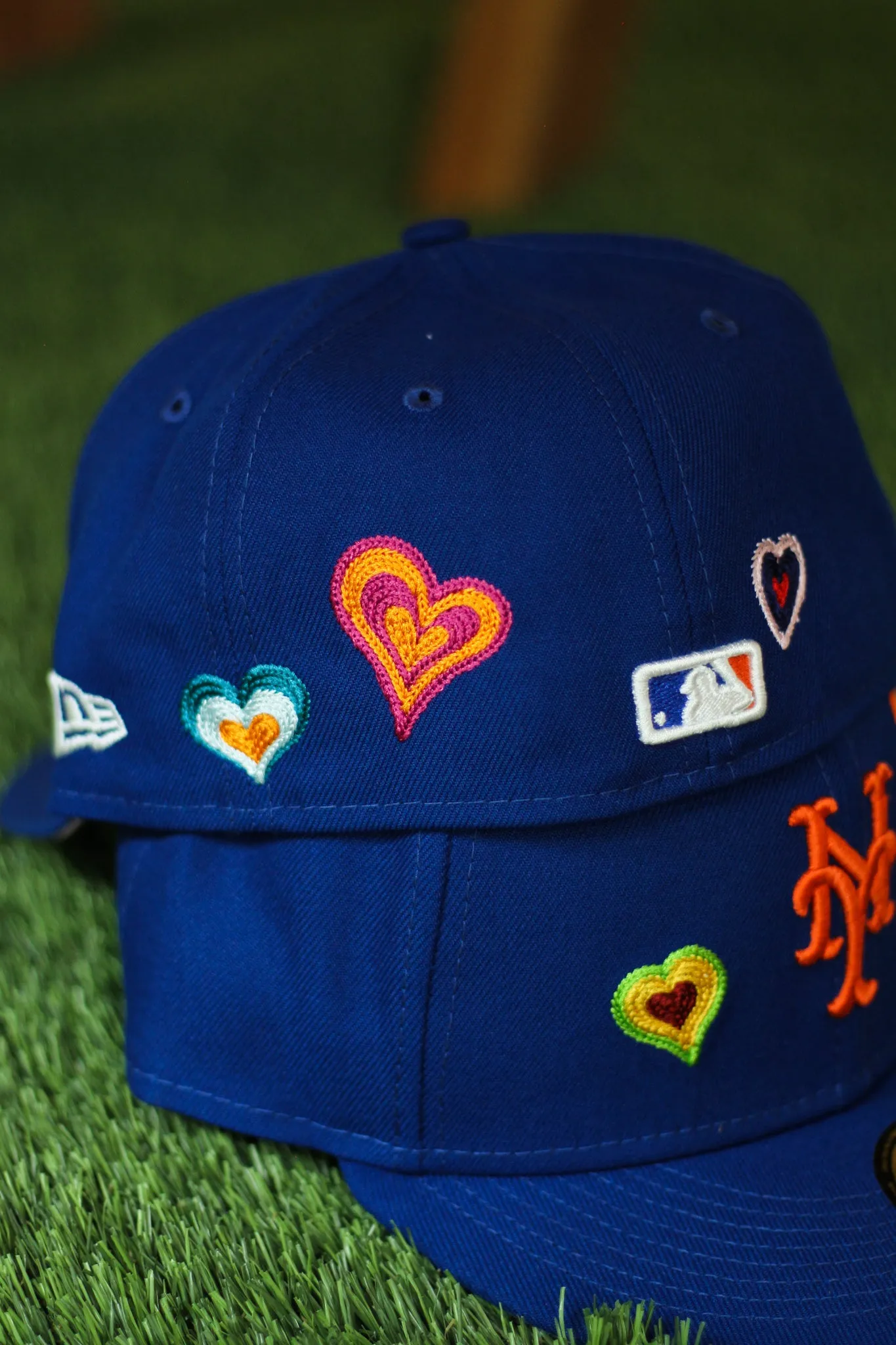 NEW YORK METS CHAIN STITCH HEART FITTED W/ PINK UNDER VISOR